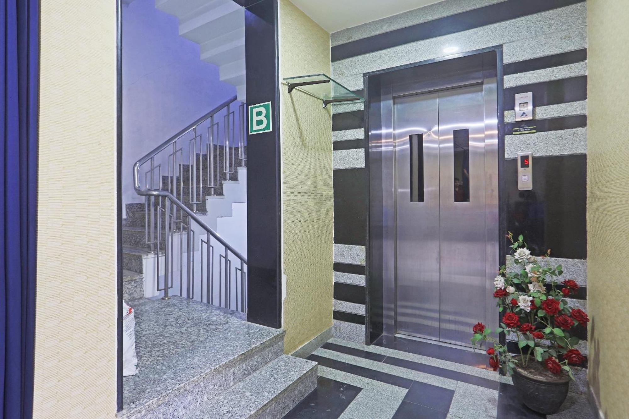 Hotel Aerostar Gold - Opposite Max Healthcare Delhi  Eksteriør billede