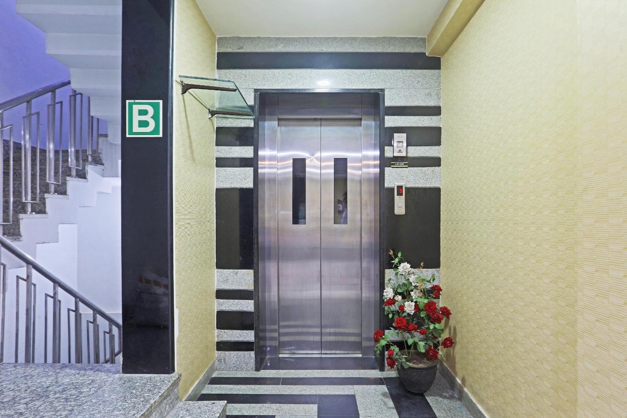 Hotel Aerostar Gold - Opposite Max Healthcare Delhi  Eksteriør billede