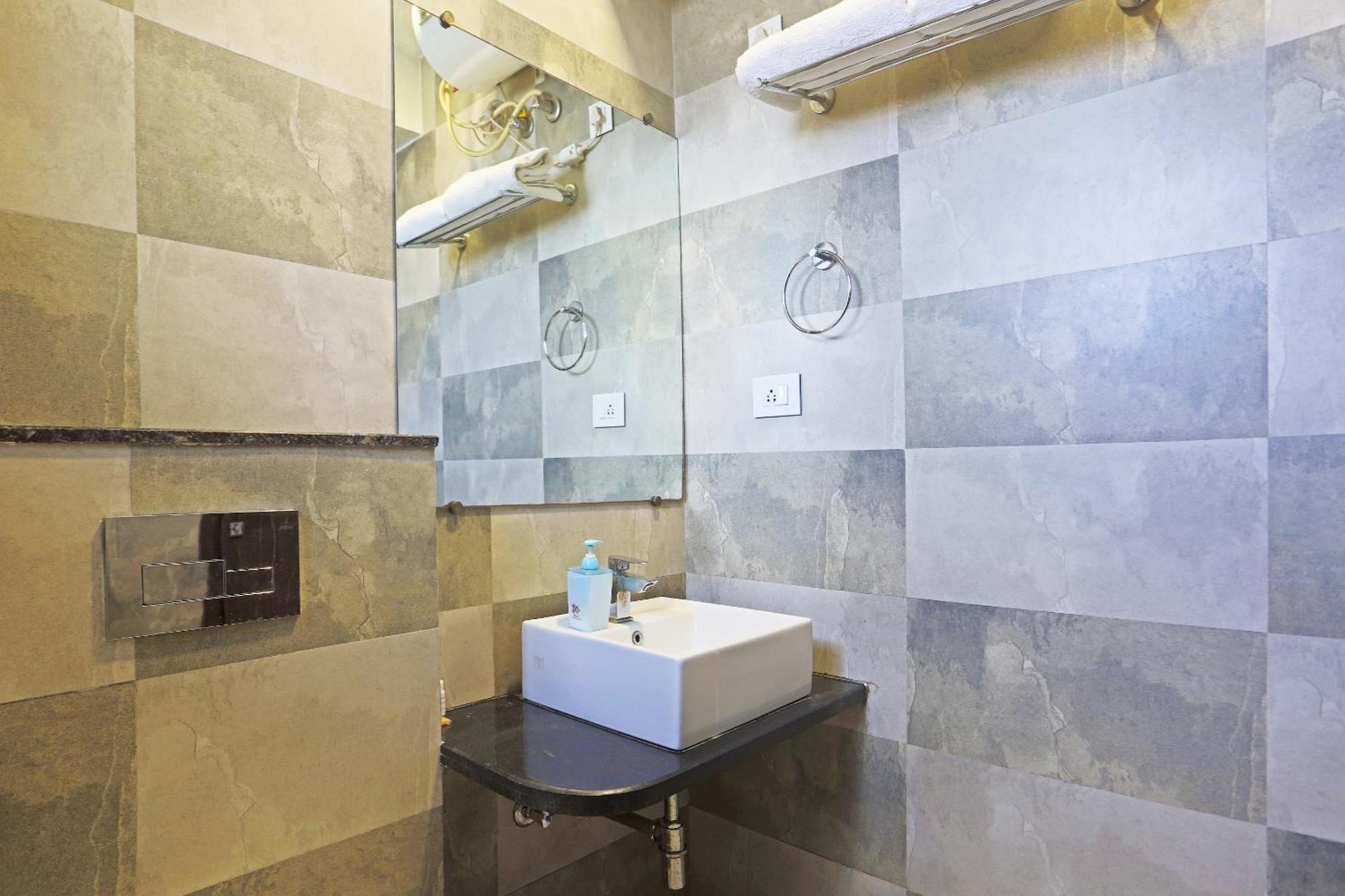 Hotel Aerostar Gold - Opposite Max Healthcare Delhi  Eksteriør billede